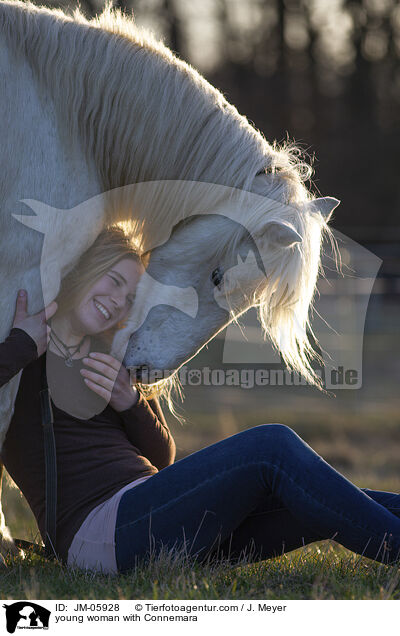 junge Frau mit Connemara / young woman with Connemara / JM-05928
