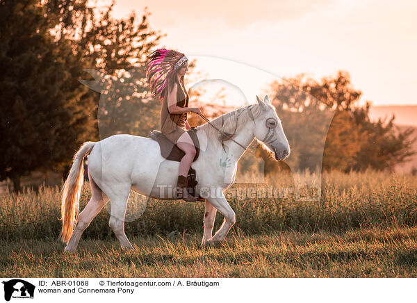 Frau und Connemara-Pony / woman and Connemara Pony / ABR-01068