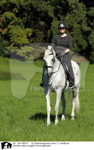 Frau reitet Englisches Vollblut / woman rides english thoroughbred / JH-19675