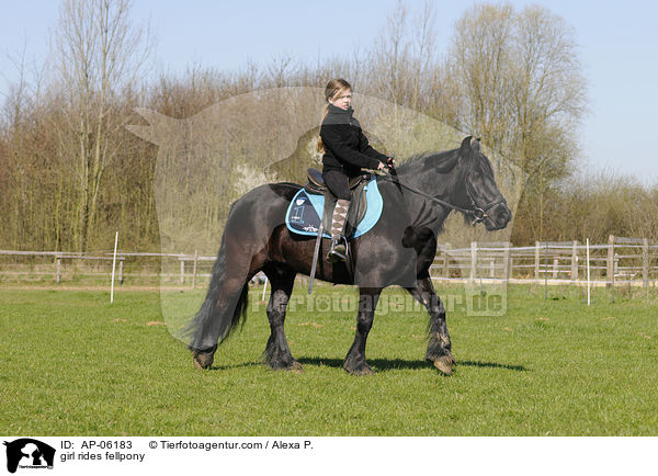 Mdchen reitet Fellpony / girl rides fellpony / AP-06183