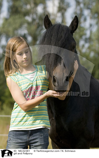 Mdchen und Fellpony / girl and Fellpony / NS-02381