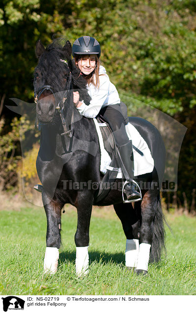 Mdchen reitet Fellpony / girl rides Fellpony / NS-02719