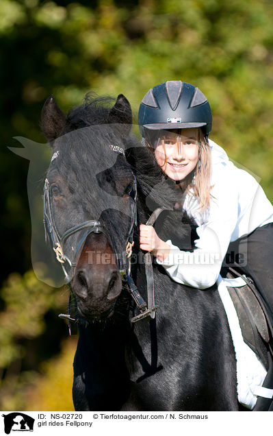 Mdchen reitet Fellpony / girl rides Fellpony / NS-02720