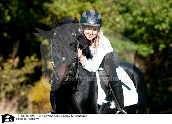 Mdchen reitet Fellpony / girl rides Fellpony / NS-02728
