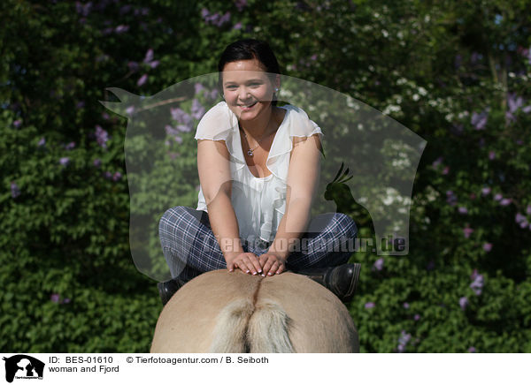 Frau mit Fjordpferd / woman and Fjord / BES-01610