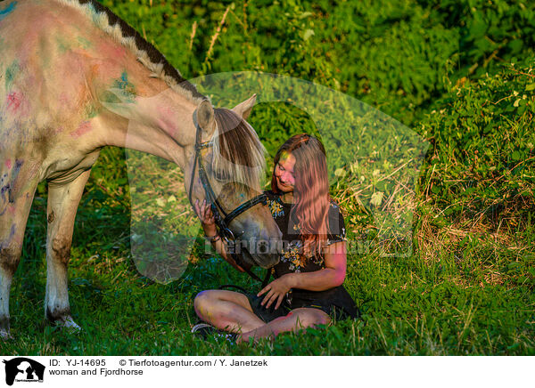 Frau und Fjordpferd / woman and Fjordhorse / YJ-14695