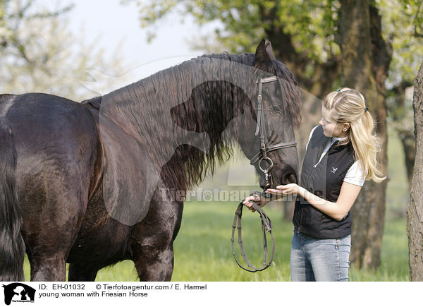 junge Frau mit Friese / young woman with Friesian Horse / EH-01032
