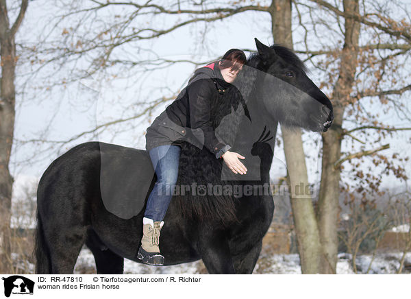 Frau reitet Friese / woman rides Frisian horse / RR-47810