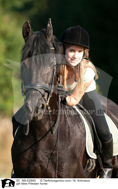 Mädchen reitet Friese / girl rides Friesian horse / NS-03865