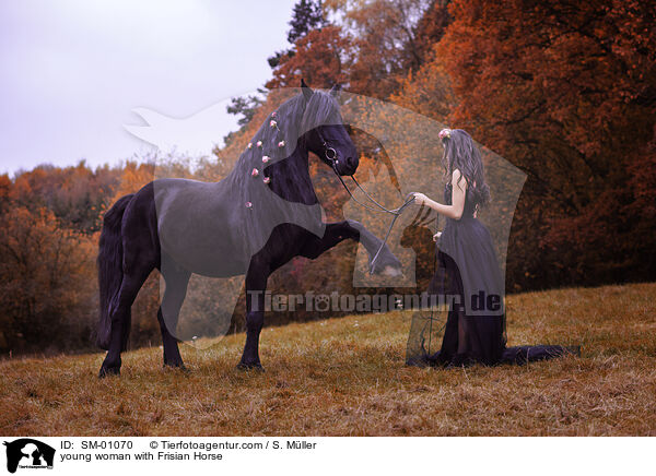junge Frau mit Friesen / young woman with Frisian Horse / SM-01070
