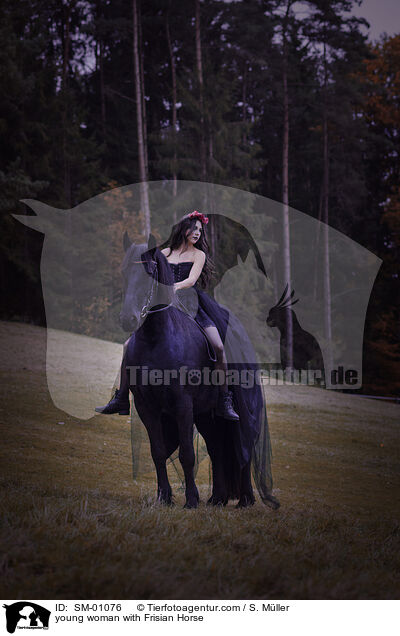 junge Frau mit Friesen / young woman with Frisian Horse / SM-01076