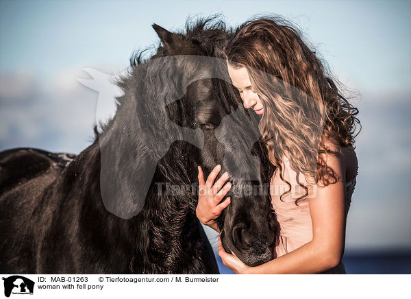 Frau mit Fellpony / woman with fell pony / MAB-01263