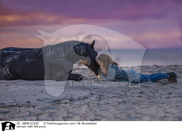 Frau mit Fellpony / woman with fell pony / MAB-01287