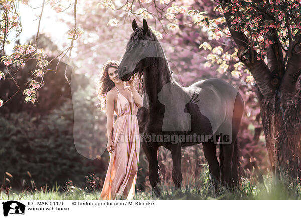 woman with horse / MAK-01176