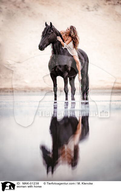 woman with horse / MAK-01238
