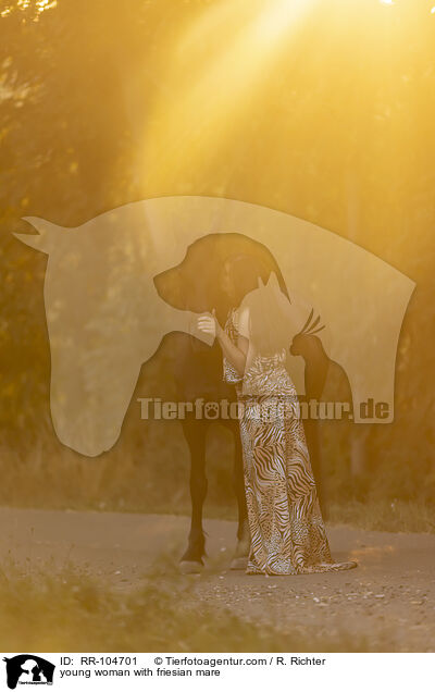 junge Frau mit Friesenstute / young woman with friesian mare / RR-104701