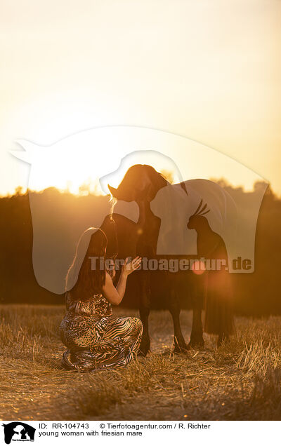 junge Frau mit Friesenstute / young woman with friesian mare / RR-104743