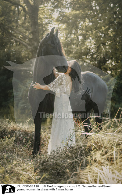 junge Frau im Kleid mit Friese / young woman in dress with frisian horse / CDE-03118
