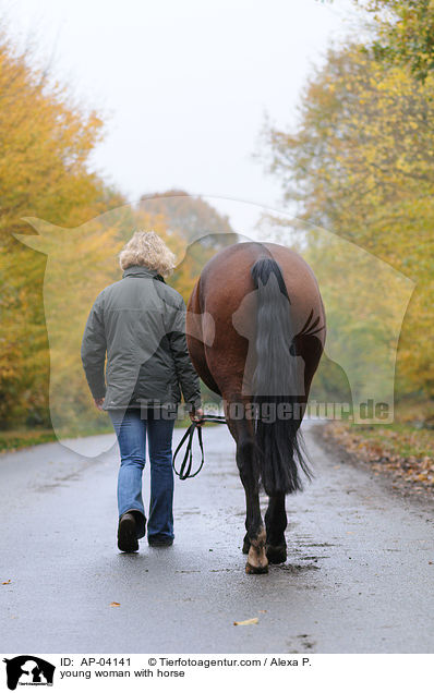 junge Frau mit Pferd / young woman with horse / AP-04141