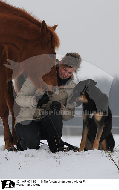 woman and pony / AP-07189