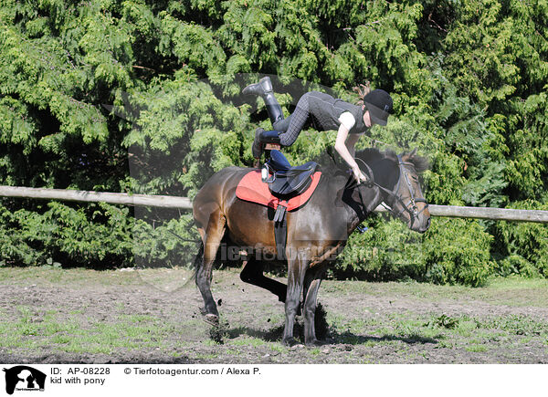 Kind fllt von Deutschem Reitpony / kid with pony / AP-08228