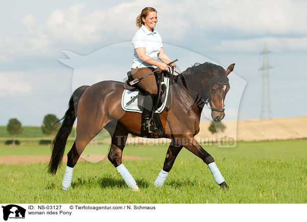 Frau reitet Deutsches Reitpony / woman rides Pony / NS-03127