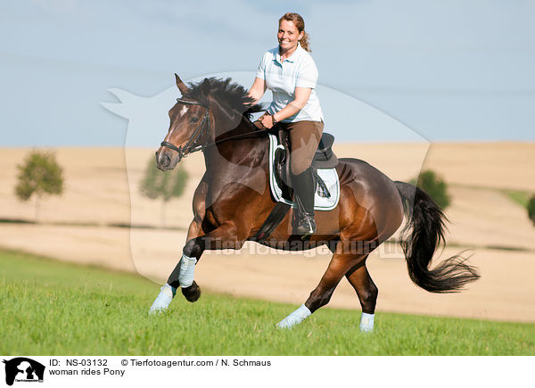 Frau reitet Deutsches Reitpony / woman rides Pony / NS-03132