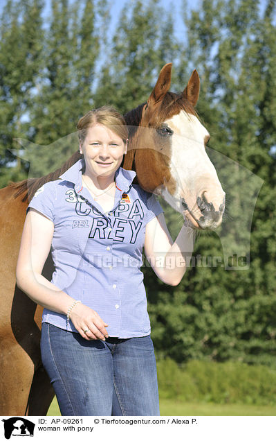 woman with pony / AP-09261