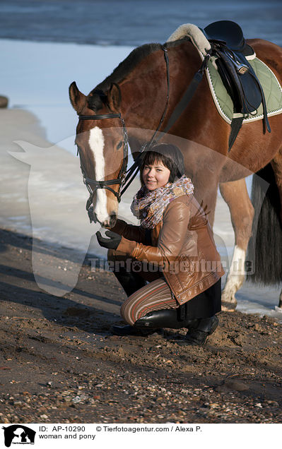 woman and pony / AP-10290