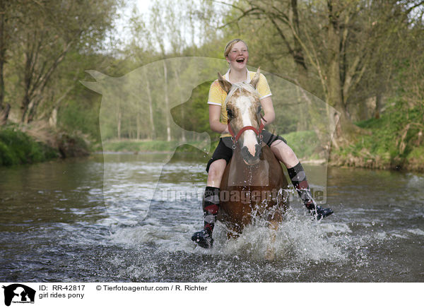 Mdchen reitet Deutsches Reitpony / girl rides pony / RR-42817