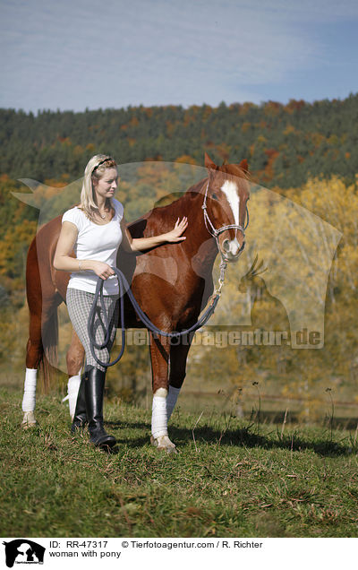 Frau mit Deutsches Reitpony / woman with pony / RR-47317
