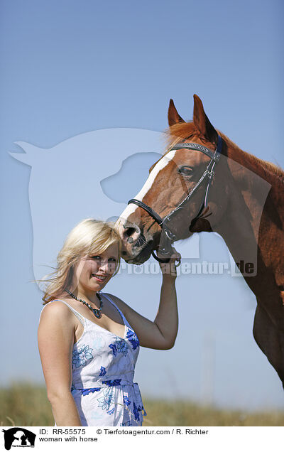 Frau mit Pferd / woman with horse / RR-55575