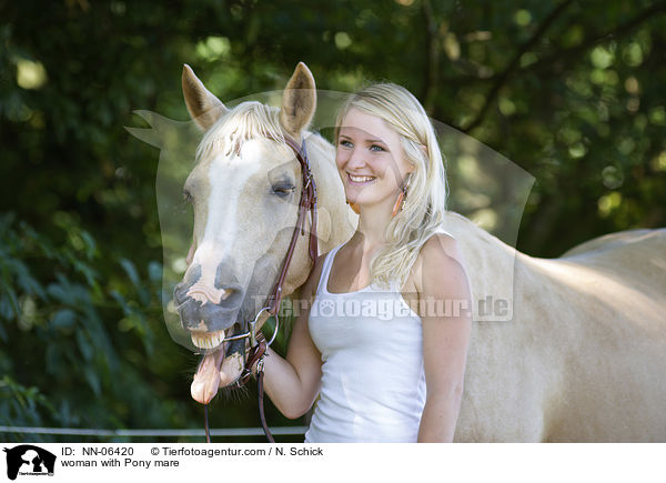 Frau mit Deutschem Reitpony / woman with Pony mare / NN-06420