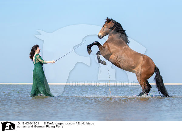 Frau und Deutsches Reitpony / woman and German Riding Pony / EHO-01301