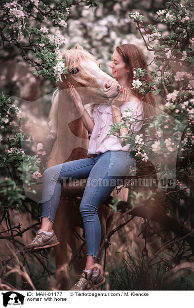 woman with horse / MAK-01177