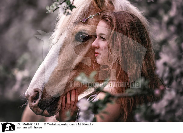 woman with horse / MAK-01179