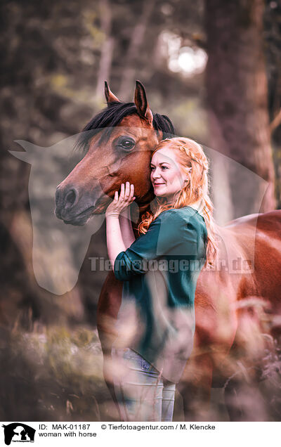 woman with horse / MAK-01187
