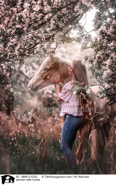 woman with horse / MAK-01252