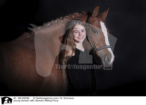 junge Frau mit Deutschem Reitpony / young woman with German Riding Pony / NS-06086