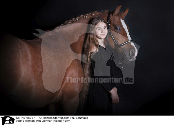 junge Frau mit Deutschem Reitpony / young woman with German Riding Pony / NS-06087