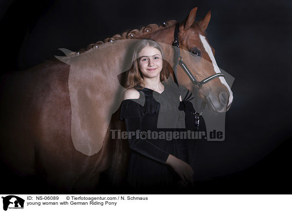 junge Frau mit Deutschem Reitpony / young woman with German Riding Pony / NS-06089
