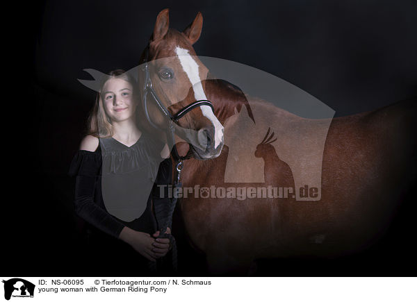 junge Frau mit Deutschem Reitpony / young woman with German Riding Pony / NS-06095