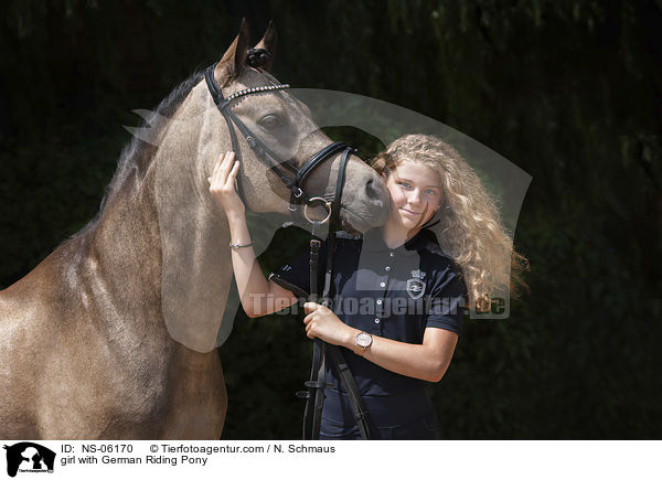 Mdchen mit Deutschem Reitpony / girl with German Riding Pony / NS-06170