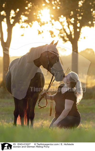 Frau und Deutsches Reitpony / woman and German Riding Pony / EHO-01627