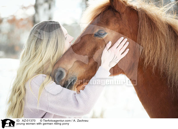 junge Frau mit Deutschem Reitppony / young woman with german riding pony / AZ-01370