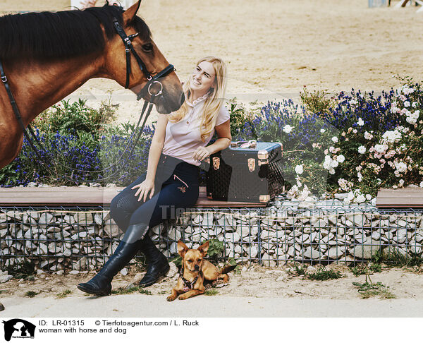 Frau mit Pferd und Hund / woman with horse and dog / LR-01315