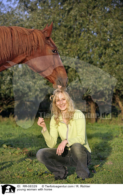 junge Frau mit Pferd / young woman with horse / RR-08329