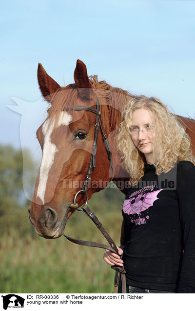 junge Frau mit Pferd / young woman with horse / RR-08336