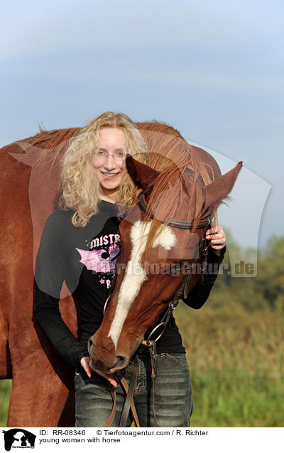 junge Frau mit Pferd / young woman with horse / RR-08346