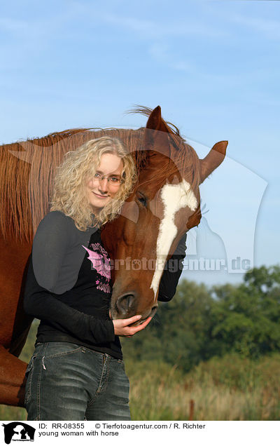 junge Frau mit Pferd / young woman with horse / RR-08355
